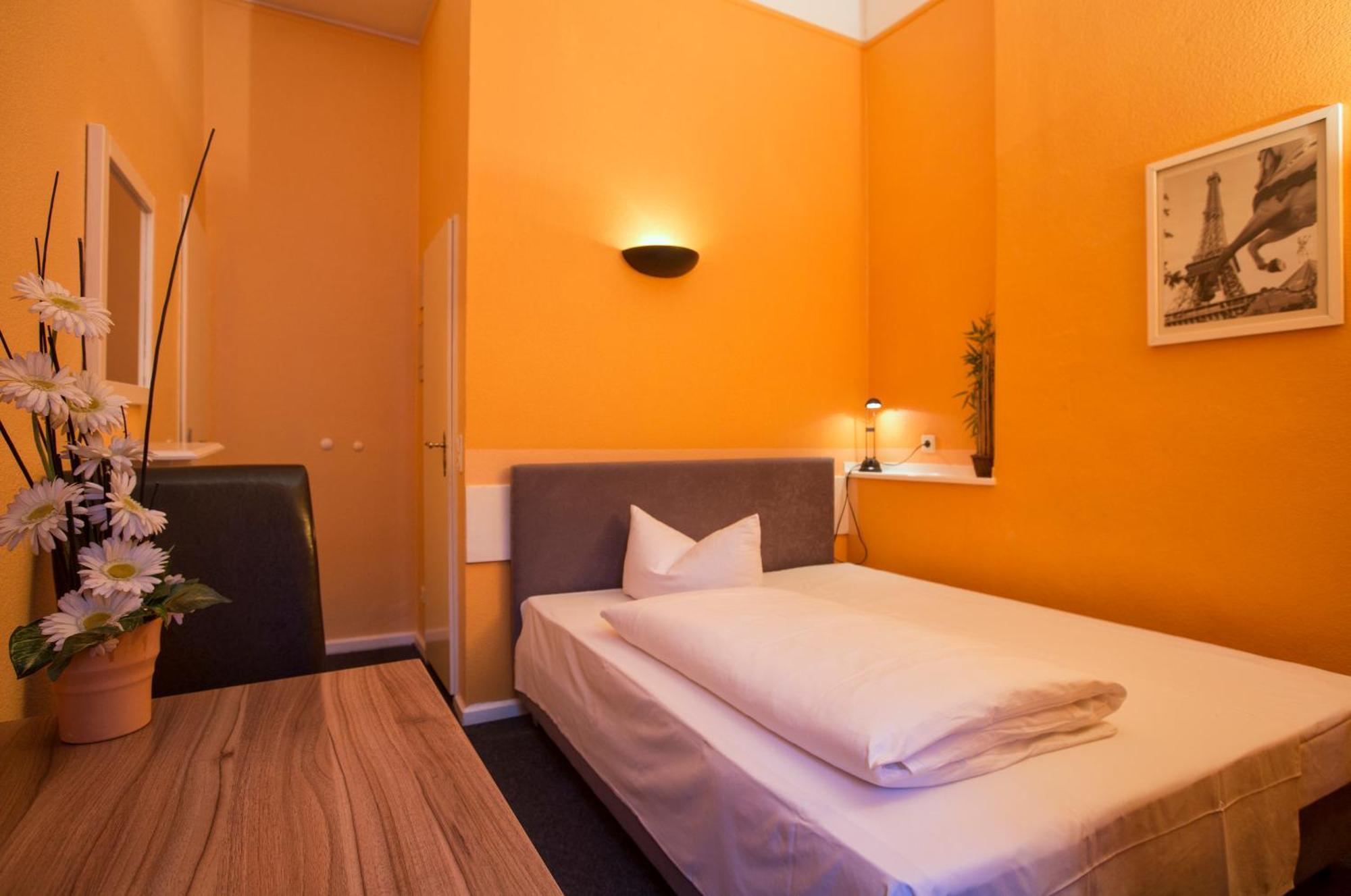 Single Room,702527494:JPEG